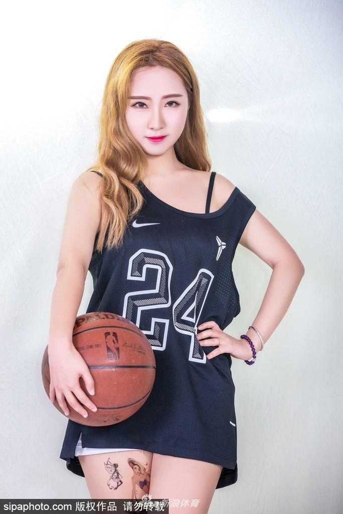 篮球宝贝身姿轻盈腾空跃起，在阳光下展现动人的运动曲线