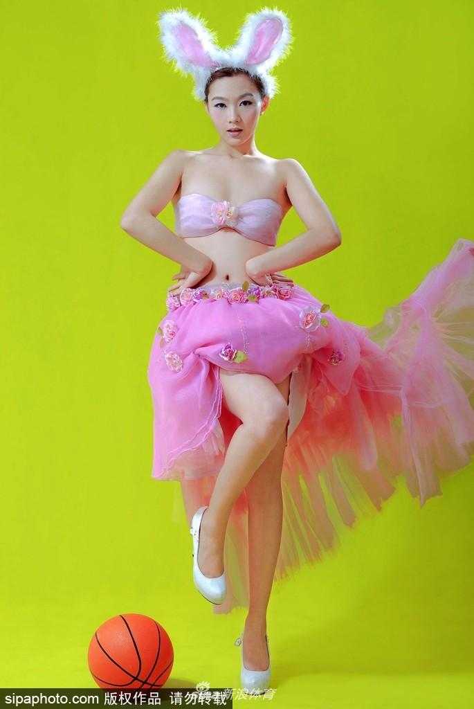 画面中的刘闻雯自信地直视镜头，兔女郎造型将她的活力与热情完全释放，身后的赛场仿佛成为了她的个人舞台，闪耀着属于运动宝贝的独特光芒。