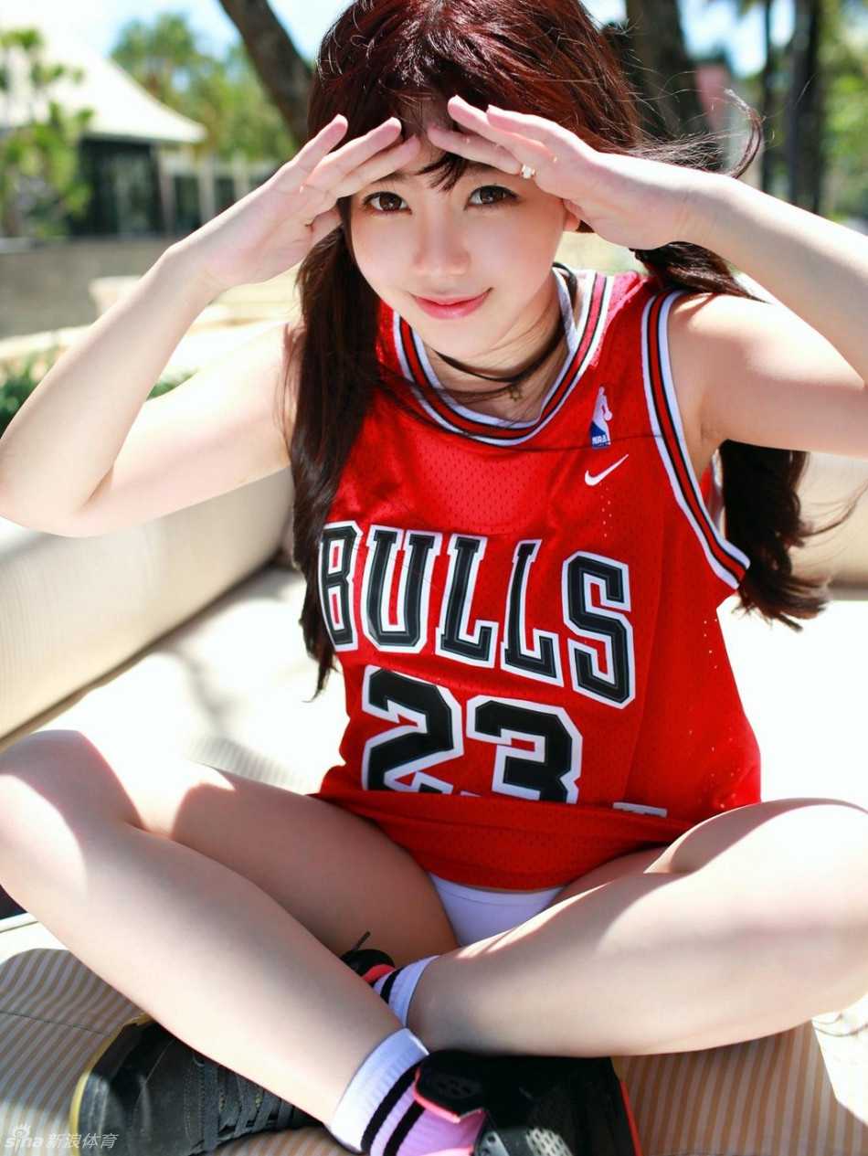 篮球宝贝刘飞儿:身着乔丹球衣的炙热瞬间,定格性感与活力 刘飞儿侧身凝视镜头,乔丹球衣下的曼妙曲线若隐若现,散发迷人魅力