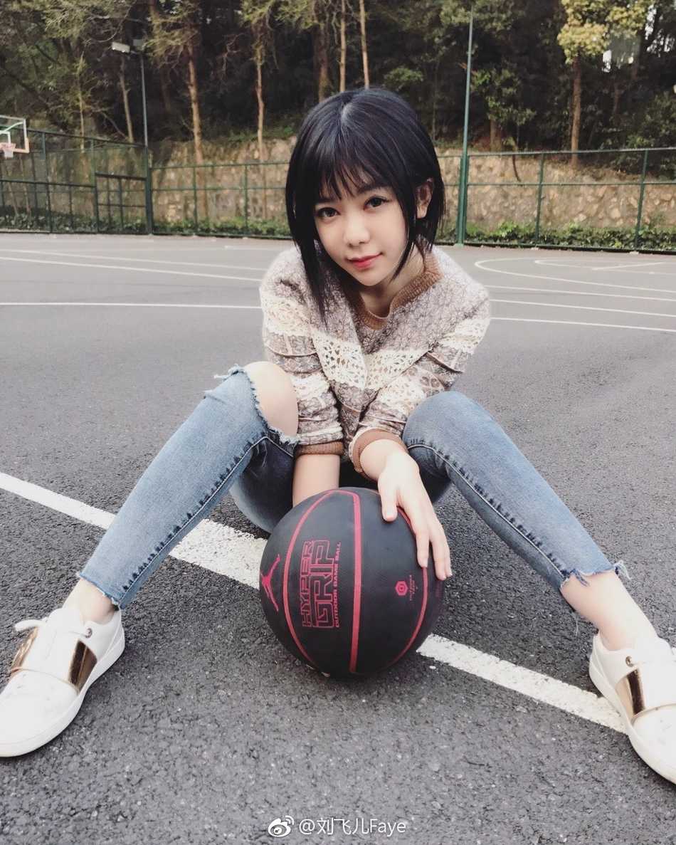 篮球宝贝刘飞儿:身着乔丹球衣的炙热瞬间,定格性感与活力 特写镜头下,刘飞儿精致的锁骨与乔丹球衣的经典标志相得益彰,细节满分