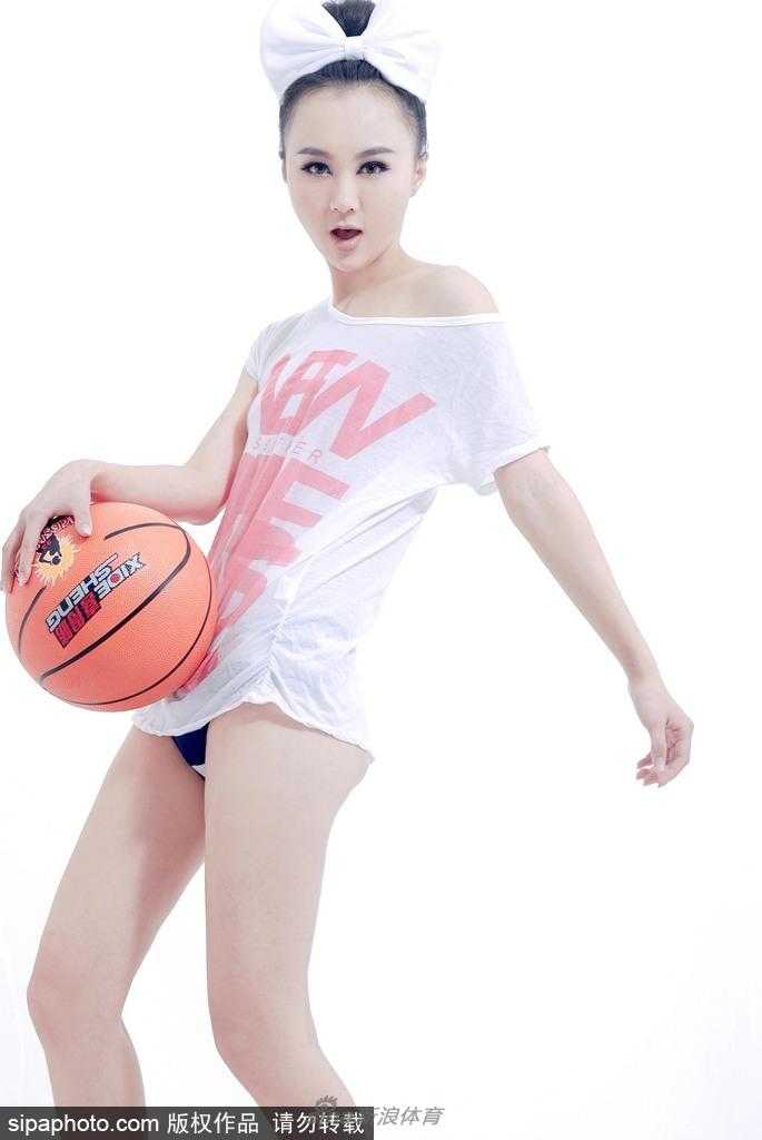 篮球宝贝到银幕女神 “小萧蔷”白莫菲的跨界魅力 身着黑白条纹运动装的白莫菲,单膝跪地,姿态犹如即将上场的运动员,充满了蓄势待发的力量感与美感。