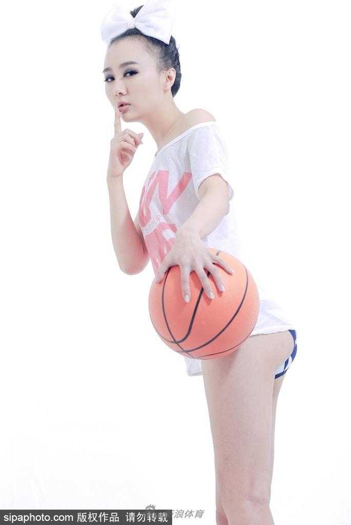 篮球宝贝到银幕女神 “小萧蔷”白莫菲的跨界魅力 白莫菲侧身坐在篮球上,身体曲线展露无遗,眼神深邃而迷离,带着一丝成熟的妩媚与自信。