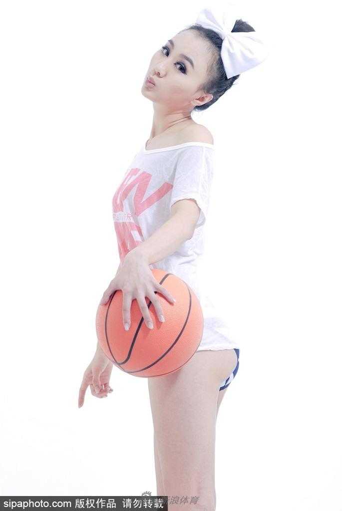 篮球宝贝到银幕女神 “小萧蔷”白莫菲的跨界魅力 她身着一袭白色运动背心,修长的美腿在阳光下格外耀眼,手中的篮球仿佛也沾染了几分青春的气息。