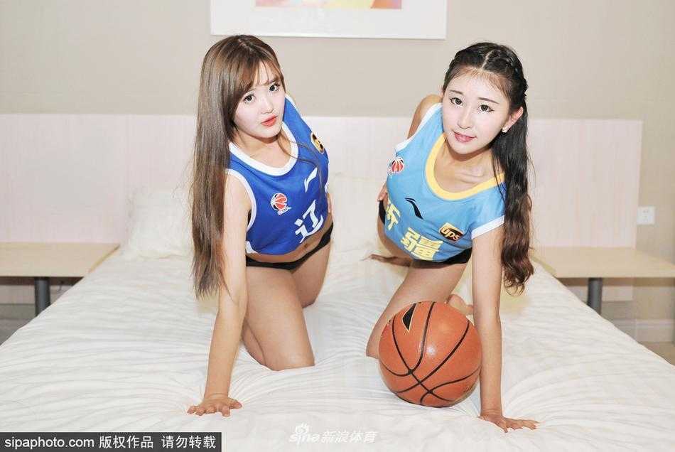 篮球宝贝双生花卧榻演绎辽疆宿敌之争,重温巅峰对决经典时刻 最后的大合照,两位篮球宝贝在床边摆出搞怪的庆祝姿势,一人举着篮球,一人手指镜头,青春活力四溢,完美诠释了‘友谊第一,比赛第二’的体育精神。