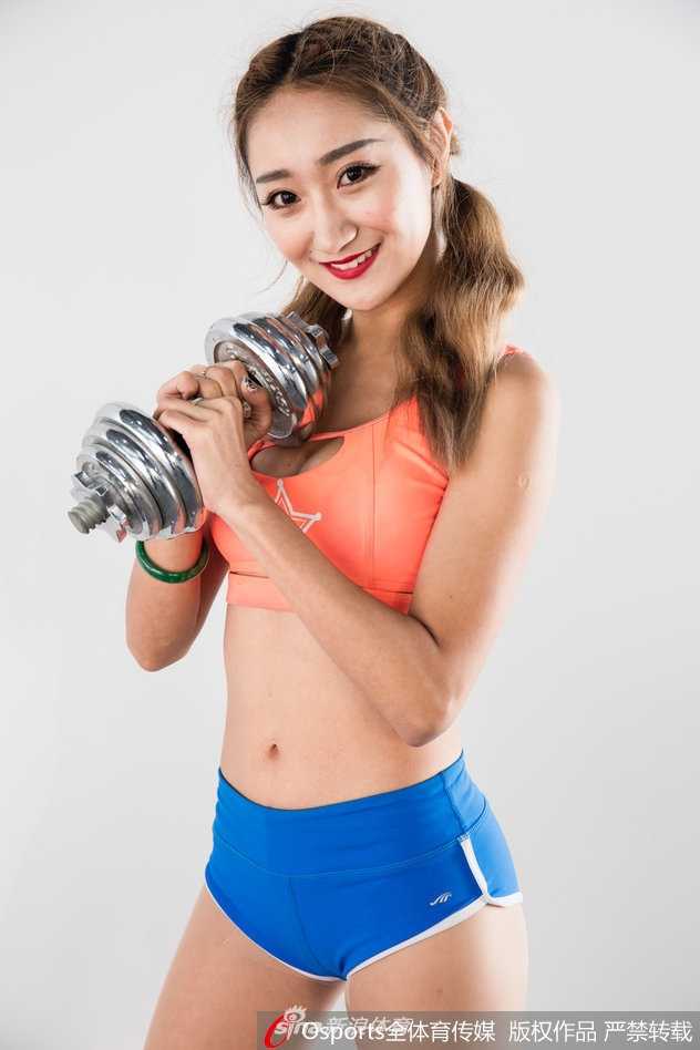 篮球宝贝哑铃写真释放荷尔蒙,俯身瞬间演绎力与美 宝贝侧身坐在健身椅上回眸凝视镜头,手持哑铃的手臂线条流畅有力,运动背心下摆露出迷人的马甲线痕迹