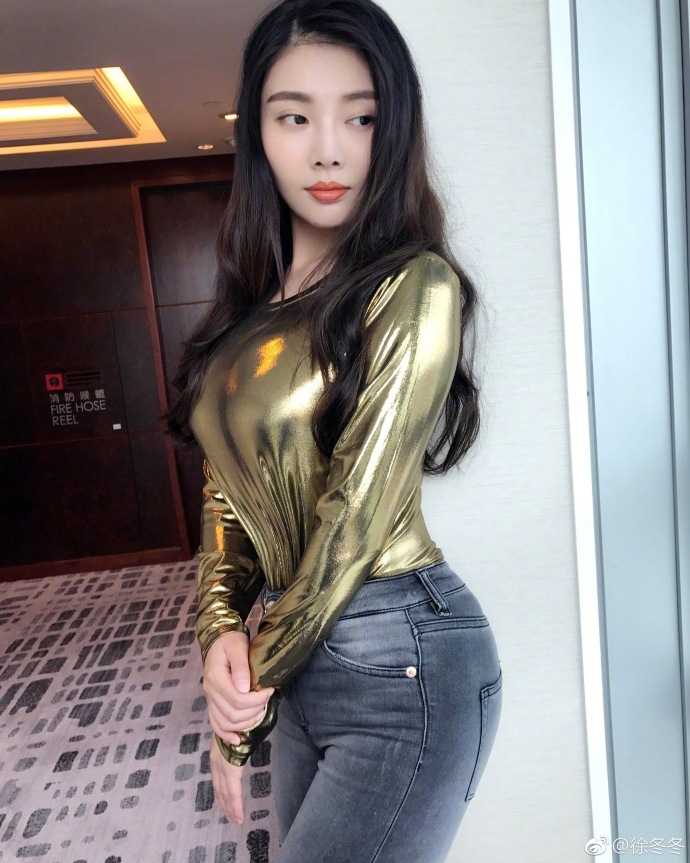 篮球宝贝徐冬冬光影蜕变从青涩写真到“大嫂”的自信宣言 徐冬冬一袭白色长裙置身于静谧空间,姿态舒展,面带浅笑,宛如一幅岁月静好的优雅画卷。