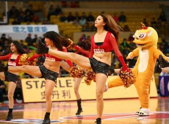 篮球宝贝惊艳一字马的背后,是你看不到的台下十年功 一名篮球宝贝双手撑地,身体呈现完美的“一”字形,汗水打湿了她额前的发丝,但她的目光依旧坚定,嘴角带着自信的微笑,在灯光的照耀下,这一刻的柔韧与力量感并存,令人动容。