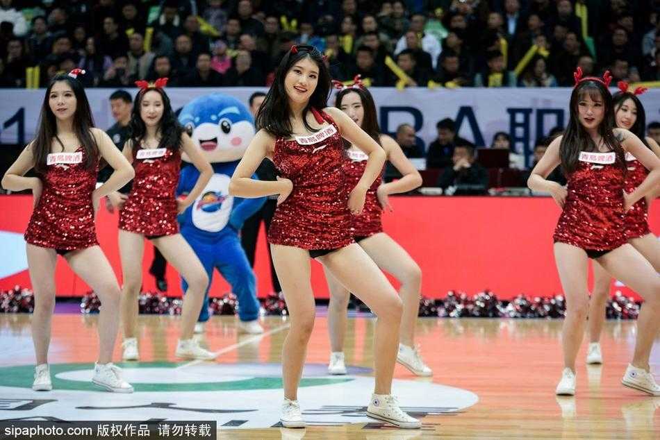 篮球宝贝热舞点燃CBA赛场 汗水与激情共舞 镜头拉近,这位篮球宝贝眼神专注而明亮,脸颊因高强度运动泛着健康红晕,手中花球仿佛也被她的热情点燃,成为赛场边最靓丽的风景线。