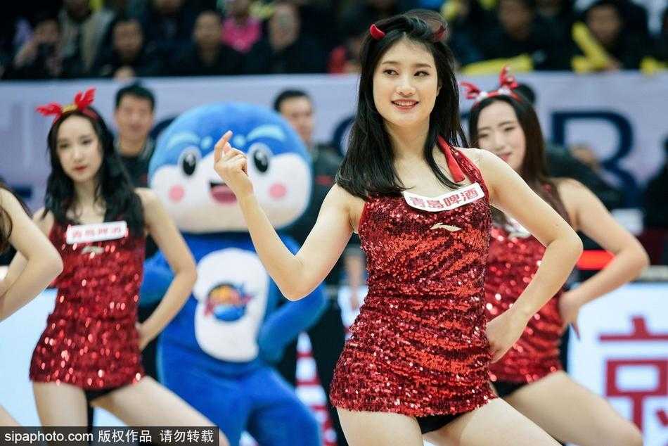 篮球宝贝热舞点燃CBA赛场 汗水与激情共舞 多人组合的篮球宝贝摆出充满力量的造型,队员之间配合默契,修长身姿与动感韵律相得益彰,将女性的力量美与柔韧美完美融合。