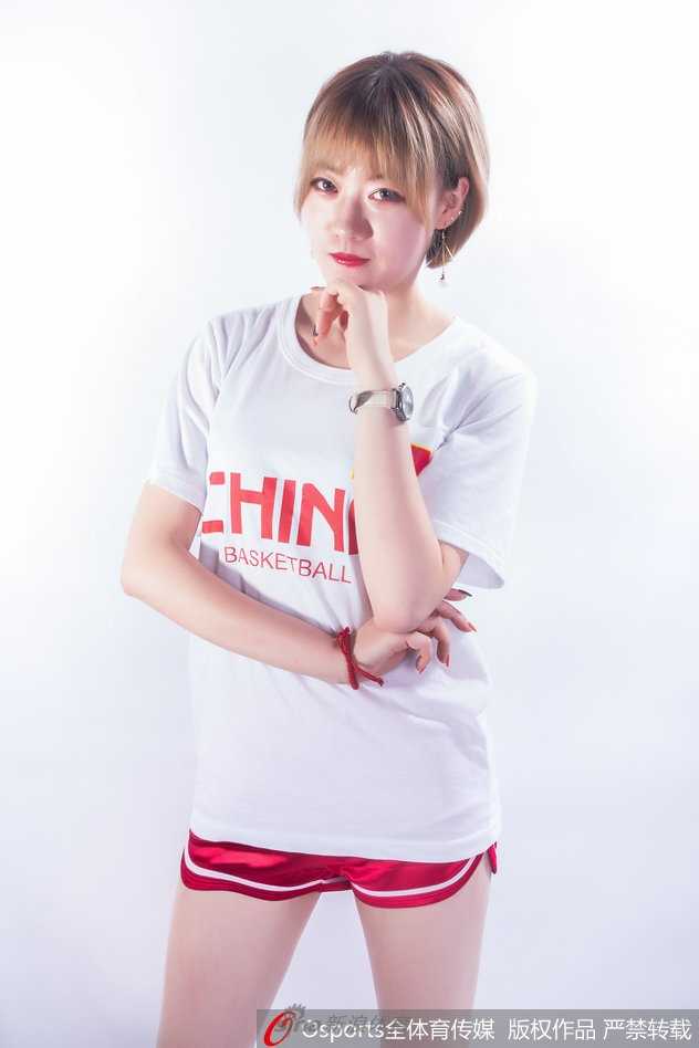 篮球宝贝身穿白色中国队T恤，对着镜头露出甜美自信的微笑，活力四射