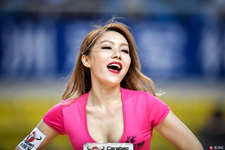 镜头定格在一张青春无敌的脸庞上，汗水在灯光下闪闪发光。这位啦啦宝贝眼神专注而投入，嘴角上扬的弧度里，写满了对舞台的热爱与自信，她就是赛场边最美的精灵。