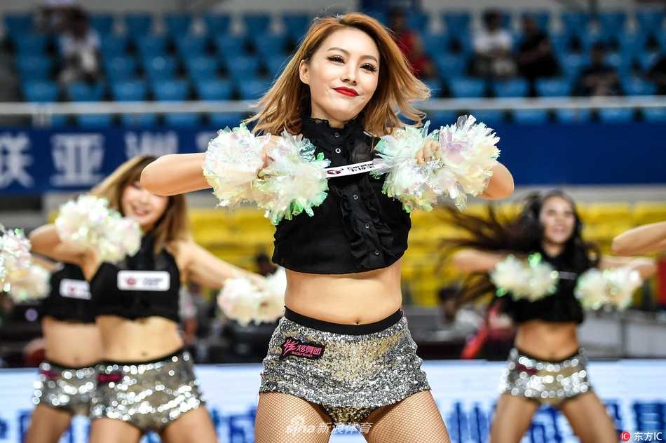 篮球宝贝燃爆郴州:亚冠杯赛场上的热辣风景线 在动感音乐的节拍中,一位篮球宝贝高高跃起,长发在空中划出优美的弧线,紧身衣下展现的不仅是曼妙身姿,更是青春的无限活力与朝气。