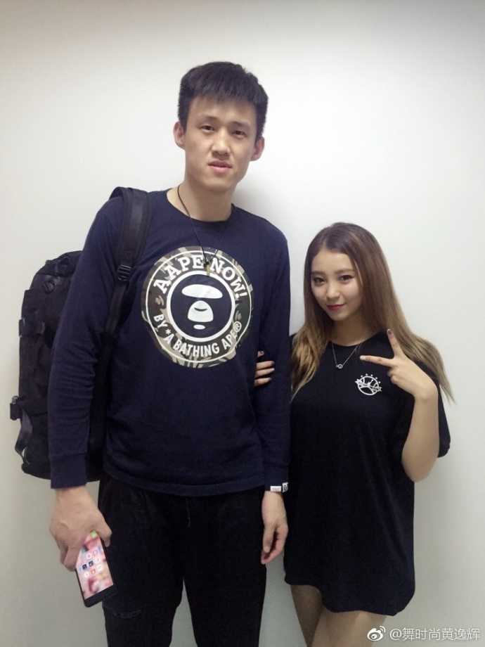 黄逸辉与外援‘洋宝贝’并排而坐，她大方秀出修长美腿，两人对着镜头露出灿烂笑容，气氛轻松愉悦。