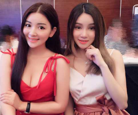 篮球宝贝拥有一双明亮有神的大眼睛，高挺的鼻梁和甜美的微笑弧度，确实神似橱窗里的芭比娃娃