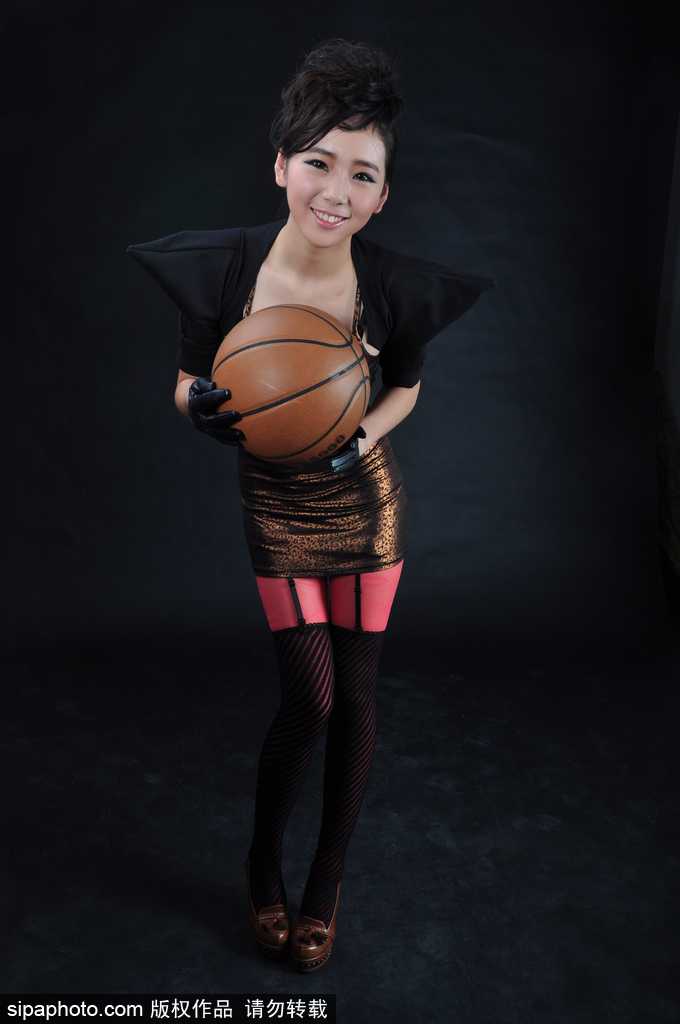 篮球宝贝侧卧炫光地面，银色战衣折射出梦幻光泽，修长身材与未来感背景完美交融，宛如沉睡的时空使者。