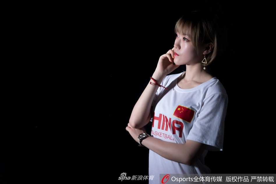 篮球宝贝运球过人的瞬间抓拍，动作敏捷流畅，仿佛一道粉红色的闪电划过球场，用极具动感的姿态为中国男篮的进攻浪潮助威。