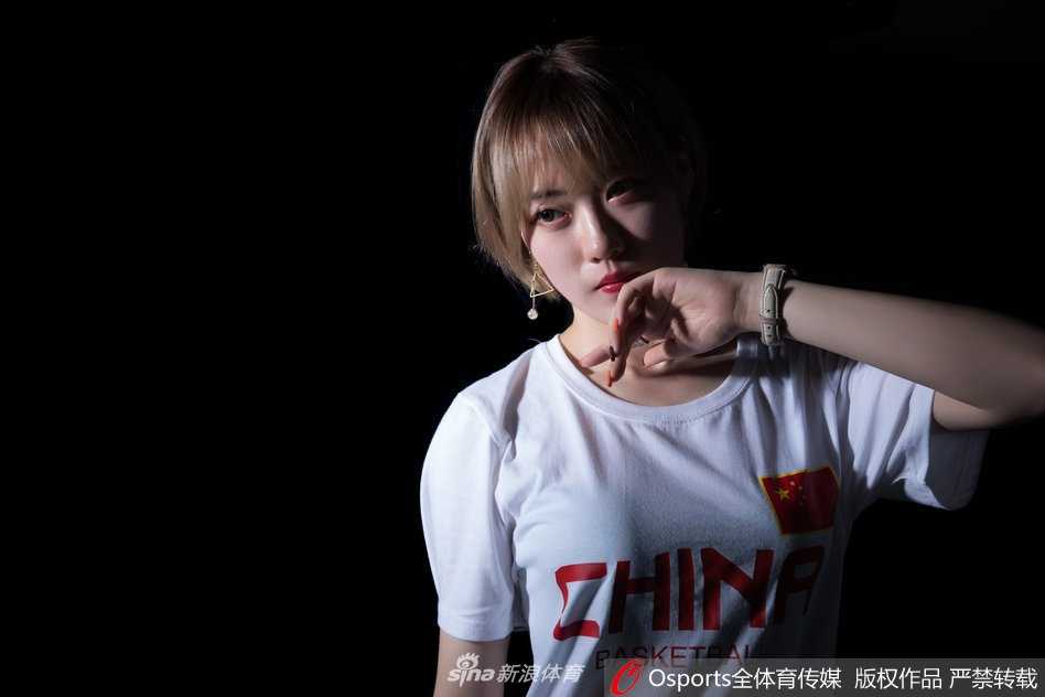 篮球宝贝身姿矫健，在篮球架下跃起投篮，眼神专注而炽热，仿佛与赛场上的男篮队员心灵相通，用动作为他们送去远程助攻。