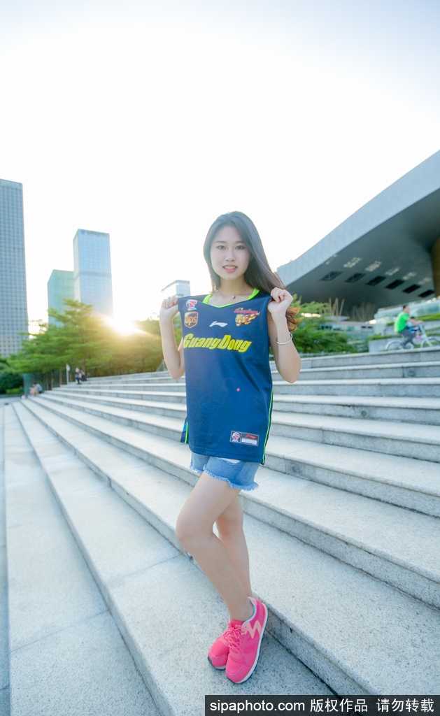 最后一张图片中，两位篮球宝贝亲密地靠在一起，对着镜头做出俏皮可爱的表情，姐妹情深与胜利的喜悦溢于言表。