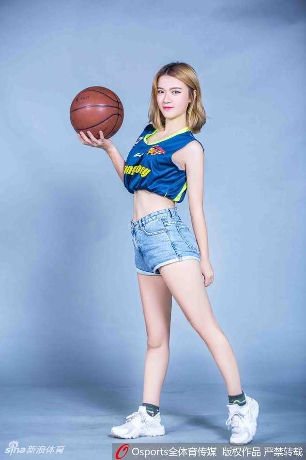 篮球宝贝倚靠在栏杆边，身着广东队球衣，眼神深邃，气质温婉动人