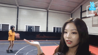 篮球小仙女:百发百中的神奇投篮 小仙女连续交叉运球,变向过人如入无人之境