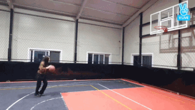 篮球小仙女:百发百中的神奇投篮 小仙女抢断后快速反击,急停跳投命中,防守者无可奈何