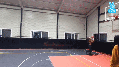 篮球小仙女:百发百中的神奇投篮 小仙女突破拉杆上篮,空中躲过封盖,动作飘逸