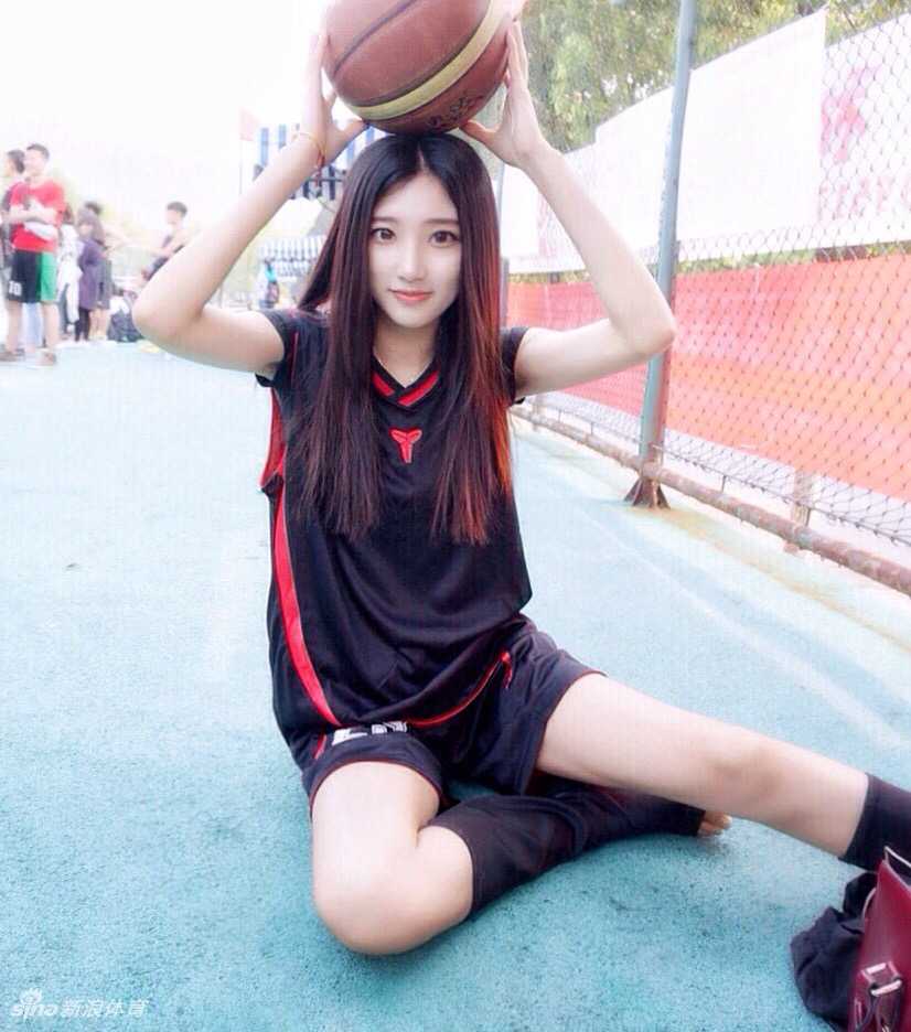 海边度假的她，长发飘飘，回眸一笑，让夏日的海风都带着一丝清甜。