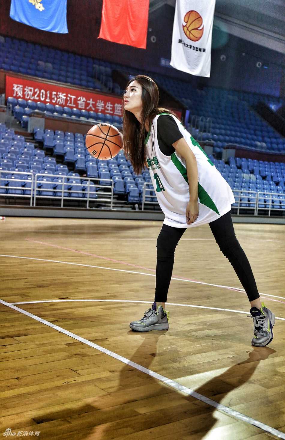 出水芙蓉般的清新气息扑面而来，此刻她不再是球场上的悍将，而是阳光下恬静的邻家女孩。