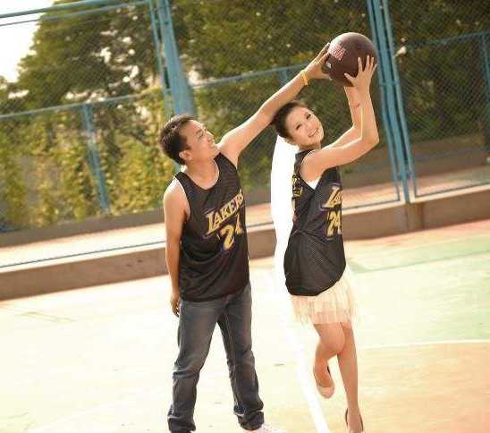 篮球架下的白纱与球衣,这才是爱情最热血的模样 夕阳余晖洒满空旷球场,新郎轻轻托举新娘完成了一次完美的扣篮,白纱裙摆在空中划出幸福的弧线,仿佛连篮筐都在为这一刻喝彩。