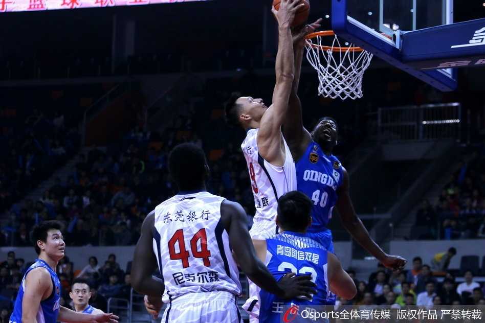 易建联在青岛队吉布森的严密防守下，依然神情坚毅地持球背身单打，肌肉线条在对抗中紧绷，仿佛一头蓄势待发的华南虎。