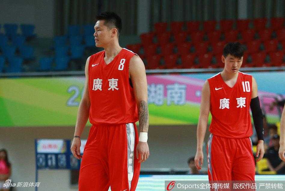 粤军双剑合璧:周鹏朱芳雨引领全运卫冕之路 朱芳雨气定神闲地运球过半场,眼神扫视全场,仿佛一切尽在掌握之中