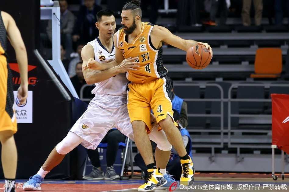 粤军火力全开主场狂屠山西 阿联尼克尔森联手统治禁区 广东队长周鹏在快攻反击中犹如出鞘的利剑,接到队友传球后大步流星直杀篮下,面对补防球员上演势在必得的单手挑篮。