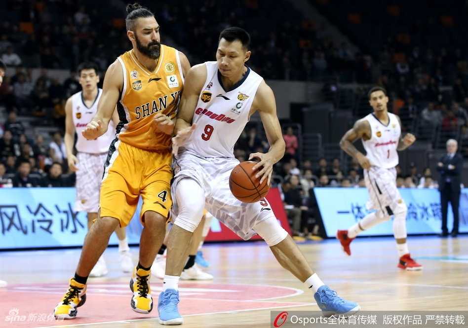 粤军火力全开主场狂屠山西 阿联尼克尔森联手统治禁区 山西外援斯科拉施展出成名已久的梦幻舞步,在广东队的重重包围之中闪转腾挪,试图用经验为球队挽回颓势,但终究独木难支。