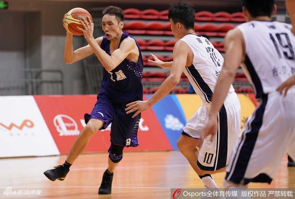 场边的朱芳雨和杜锋神情专注，手托下巴关注着场上局势，作为广东篮球的传奇，他们的轻松神态预示着比赛的顺利。