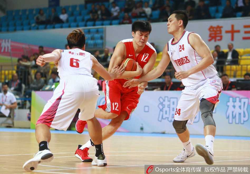 董瀚麟如猎豹般持球强行突破陕西队防线，眼神坚毅，飞身杀入内线挑战篮筐。