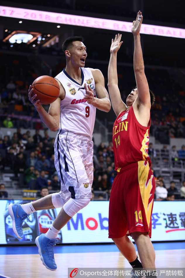 胡明轩面对防守人，冷静地跳投出手，篮球划出优美的弧线，象征著广东队新生力量的崛起。