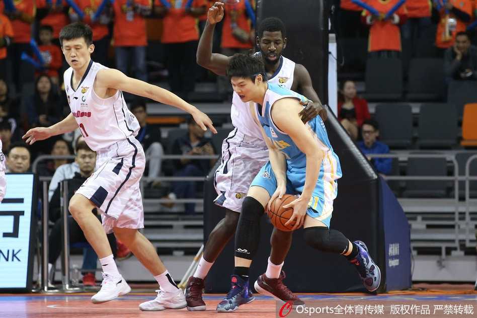 广东外援尼克尔森面对防守球员的贴防，采用灵活的步伐转身跳投，动作一气呵成，篮球稳稳空心入网，展现了他出色的内线进攻万花筒技巧。