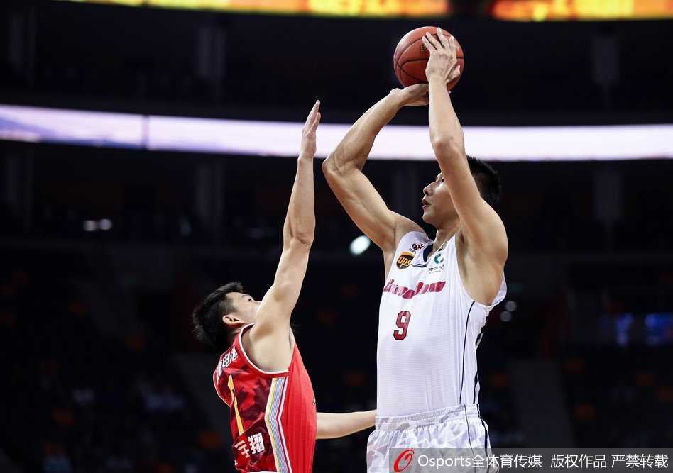 广东队年轻球员抓住快攻机会，如脱缰野马般飞速杀向前场，以一记充满活力的上篮向所有人展示着华南虎的深厚储备。