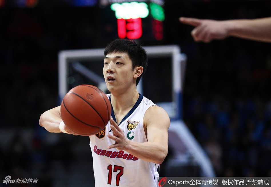 粤厦大战新援闪耀 广东主场复仇领头羊 赛后,拿下两双数据的易建联与完成首秀的新队友莫里斯击掌相庆,眼神中充满肯定,这一刻象征着广东队新阵容的磨合与胜利的开始。