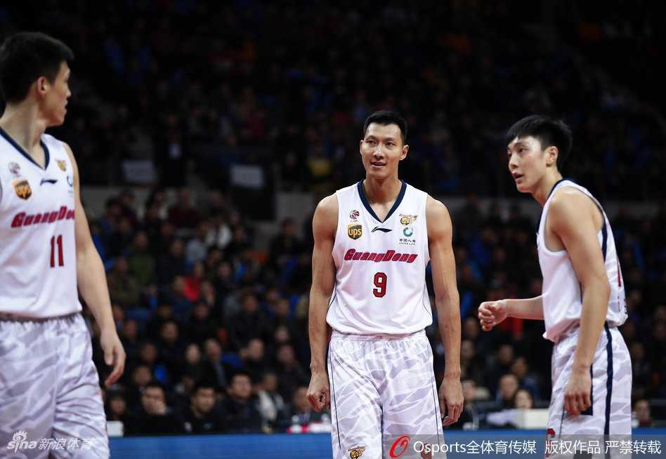 粤厦大战新援闪耀 广东主场复仇领头羊 裁判哨响瞬间,广东替补席球员们激动地挥舞着毛巾跃起庆祝,场上的球员们也紧紧相拥,共同庆祝这场来之不易的主场复仇胜利。