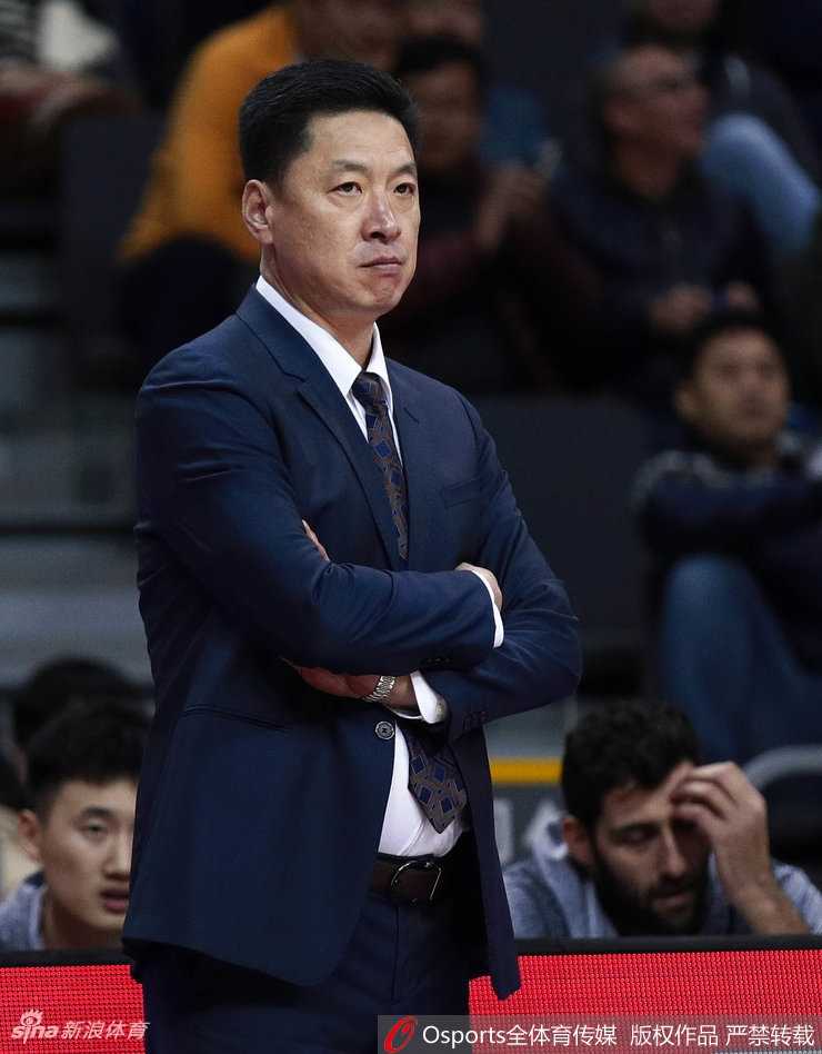 粤厦大战新援闪耀 广东主场复仇领头羊 广东队新援莫里斯持球突破,面对广厦防守球员的围堵,他眼神坚毅,寻找着队友的跑位空隙,首秀便展现出强烈的进攻欲望。