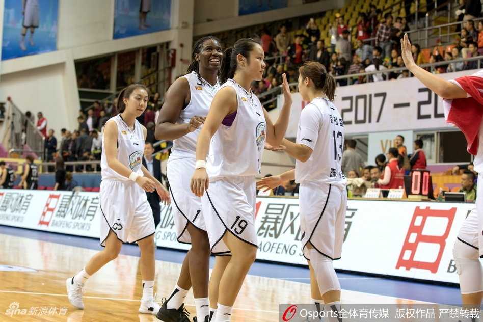 比赛关键时刻，广东队全员士气高涨，李月汝与队友沈怡激动地击掌相庆，她们坚定的眼神和有力的击掌，象征着球队不可动摇的团结和必胜信念。