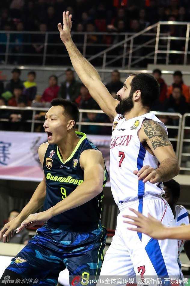 布泽尔在防守端送出钉板大帽，宝刀不老捍卫广东禁区尊严