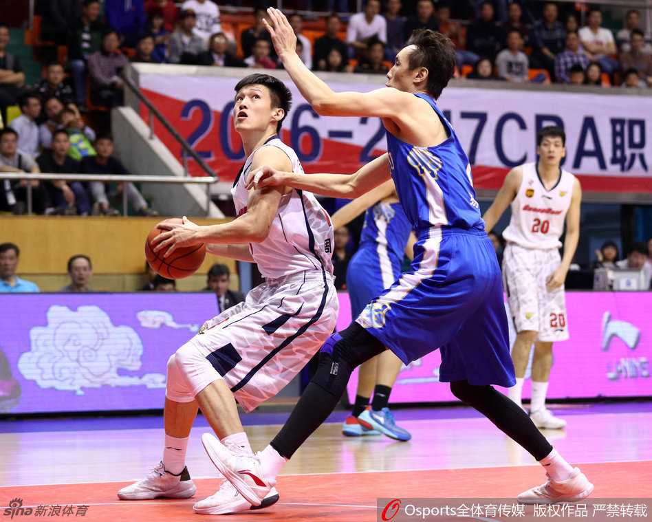 粤媒:阿联隔扣燃爆全场 广东宏远铁血防守显冠军底蕴 易建联面对严防毫无惧色,他舒展猿臂,稳稳瞄准篮框,手腕轻抖准备完成一次教科书般的篮下强攻