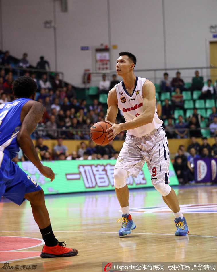 易建联平地惊雷般腾空而起，隔着防守球员完成单手劈扣，整个球馆瞬间被他的惊人弹跳和霸气暴扣所震慑