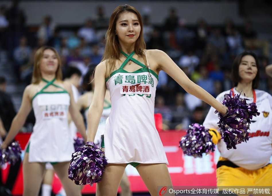 粤战惊魂布鲁克斯绝杀时刻 篮球宝贝热舞难挽宏远主场惜败 中场休息时,篮球宝贝们成为球场绝对主角,她们摆出整齐划一的队形,贴身短裙在灯光下闪耀,有力的手势和自信的笑容让刚刚还沉浸在激烈对抗中的观众席爆发出阵阵喝彩