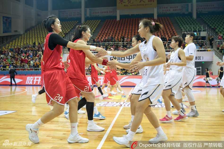 开场哨响，广东队杨力维如离弦之箭般持球突破，八一队两名防守球员迅速形成合围，空气中弥漫着大战一触即发的紧张气息。