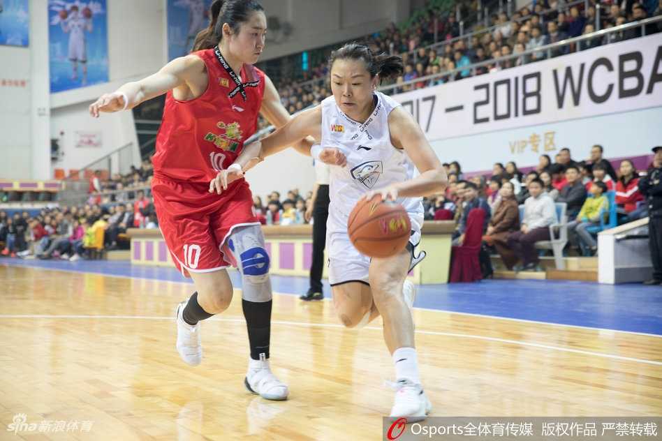 广东队球员沈怡运球过半场，面对贴身紧逼，她压低重心冷静指挥队友跑位，眼中没有丝毫慌乱。
