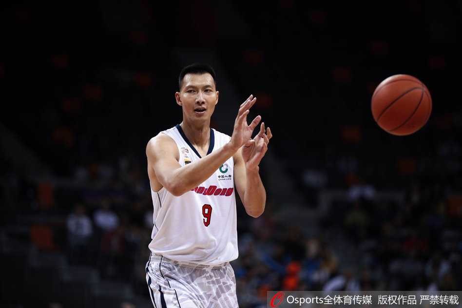 粤旅惊天大胜同曦,华南虎主场血洗对手强势止颓 广东队年轻小将胡明轩在末节获得出场机会,他自信出手,命中一记精彩三分,展现了宏远未来的无限潜力。