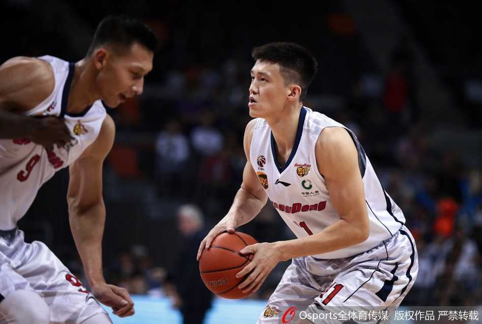 粤旅惊天大胜同曦,华南虎主场血洗对手强势止颓 广东内线外援尼克尔森高举高打,在对手头顶完成一记技惊四座的隔人暴扣,展现了其强大的身体素质。